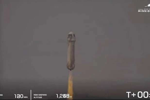 في هذه الصورة الثابتة المأخوذة من بث "بلو أوريجن"، ينطلق صاروخ "بلو شيبارد" مع طاقم مهمة NS-26 في 29 أغسطس 2024، من موقع الإطلاق الأول شمال فان هورن، تكساس، الولايات المتحدة (أ.ف.ب)