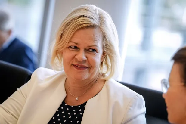 نانسي فايزر وزيرة الداخلية والشؤون الداخلية الألمانية تشارك في الجلسة الخاصة للجنة الشؤون الداخلية في «البوندستاغ» بشأن هجوم السكين في زولينغن وترحيل اللاجئين إلى أفغانستان (د.ب.أ)