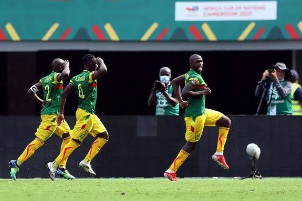 المهاجم المالي إبراهيما كوني (يمين) يستعد للدفاع عن ألوان الأخدود (رويترز)