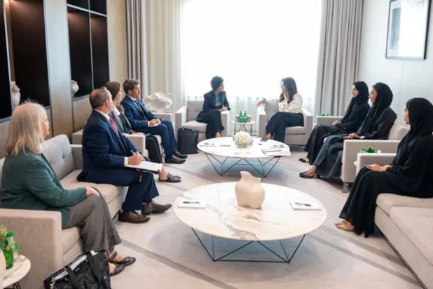 لانا نسيبة مساعدة وزير الخارجية للشؤون السياسية ورينا أميري مبعوثة الولايات المتحدة للمرأة والفتاة الأفغانية وحقوق الإنسان (وام)