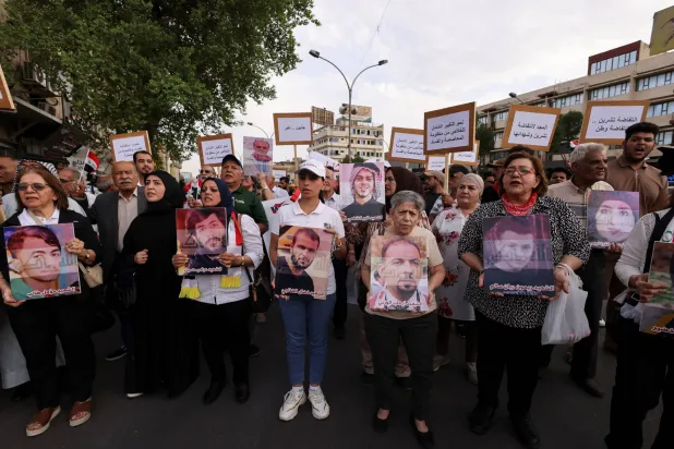 متظاهرون عراقيون يتجمعون للاحتفال بذكرى احتجاجات مناهضة للحكومة في بغداد (أرشيفية - رويترز)