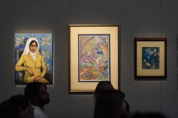 لوحات لرائدات الفن السعودي صفية بن زقر ومنيرة موصلي ونبيلة البسام في المعرض (سوذبيز)