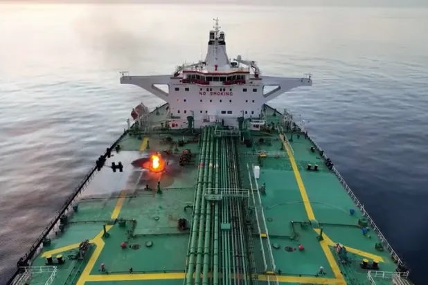 ناقلة النفط «سونيون» التي سبق أن هاجمها الحوثيون في البحر الأحمر (لقطة من فيديو)