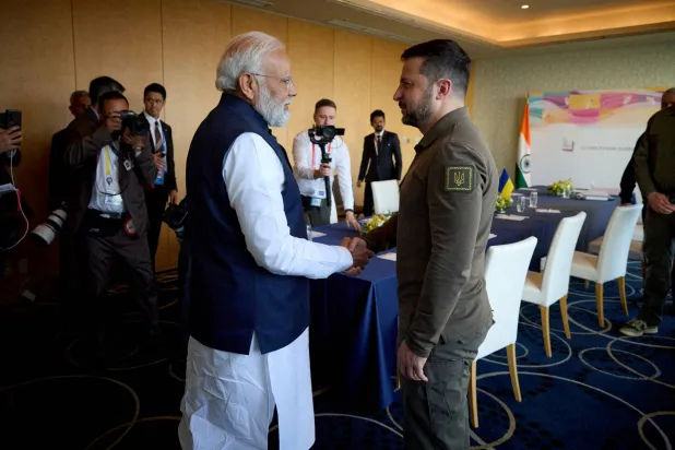 مودي يصافح زيلينسكي إبان زيارته التاريخية لأوكرانيا (رويترز)