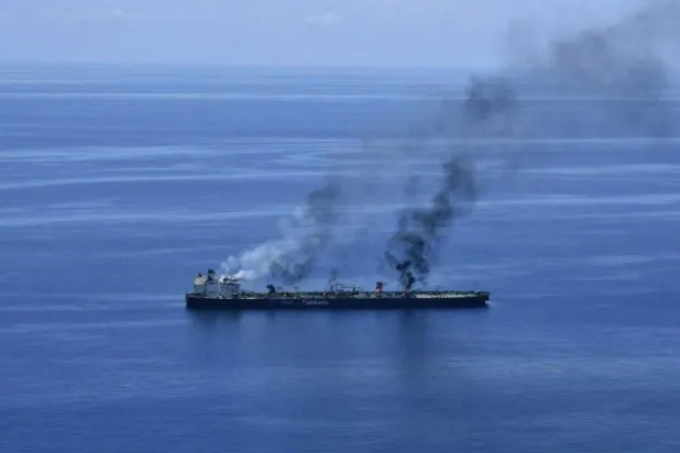 الدخان يتصاعد من الناقلة «سونيون» التي استهدفها الحوثيون (إ.ب.أ)