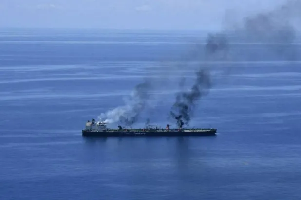  Husilerin hedef aldığı "Sounion" tankerinden yükselen dumanlar (EPA)