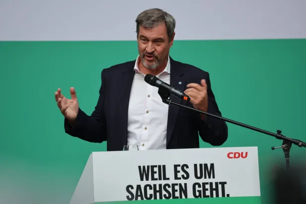 ماركوس زودر رئيس حكومة ولاية بافاريا وزعيم الحزب المسيحي الاجتماعي البافاري المحافظ يتحدث في تجمع انتخابي في 26 أغسطس 2024 بدريسدن شرق ألمانيا (أ.ف.ب)