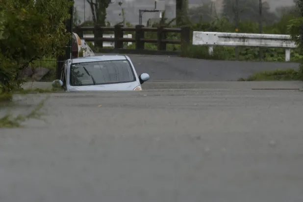 سيارة مغمورة بالمياه بسبب الأمطار الغزيرة الناجمة عن إعصار شانشان في يوفو بمحافظة أويتا في جنوب غربي اليابان في 29 أغسطس 2024 (رويترز)