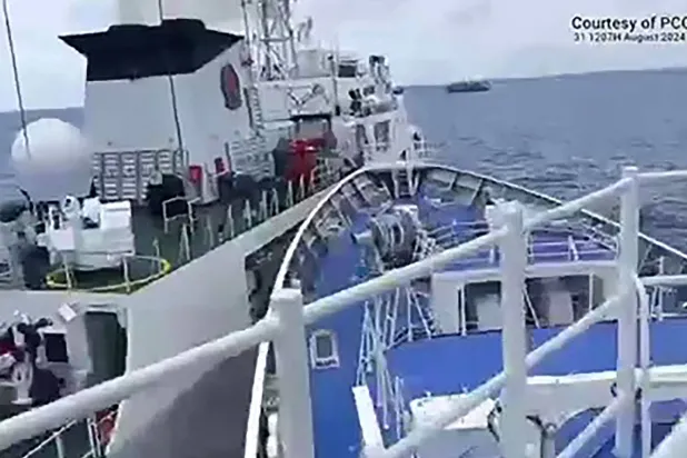 سفينة خفر السواحل الصينية (يسار) تصطدم بسفينة خفر السواحل الفلبينية BRP Teresa Magbanua بالقرب من جزر سابينا في المياه المتنازع عليها في بحر الصين الجنوبي 31 أغسطس  2024 (أ ف ب )