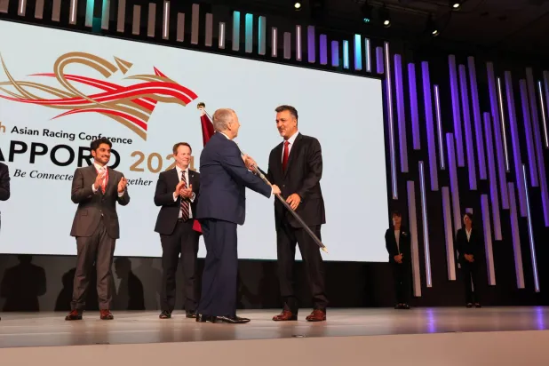 الأمير بندر بن خالد الفيصل يتسلم الراية من رئيس الاتحاد الآسيوي (اتحاد الفروسية الآسيوي)