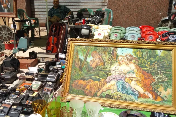 التحف والمقتنيات القديمة أبرز معروضات السوق (الشرق الأوسط)