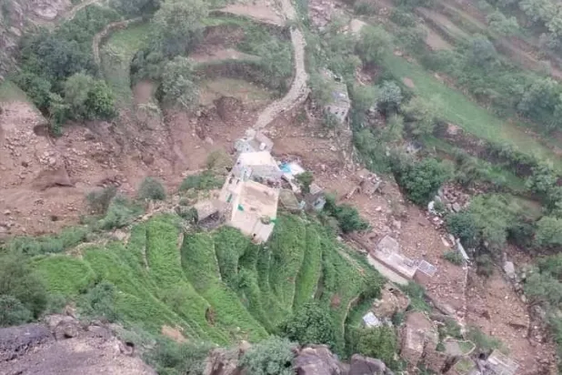 قتلى ومفقودون إثر انجراف منازلهم بسبب السيول غرب محافظة ذمار اليمنية (إكس)