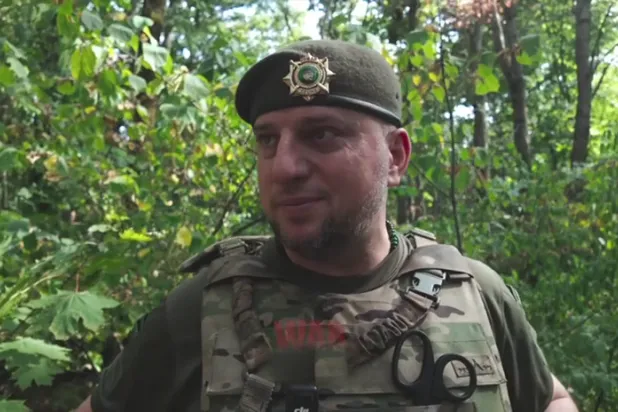 القائد العسكري الشيشاني أبتي علاء دينوف (لقطة من فيديو)