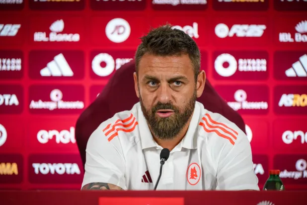 دي روسي مدرب فريق روما خلال المؤتمر الصحافي (نادي روما)