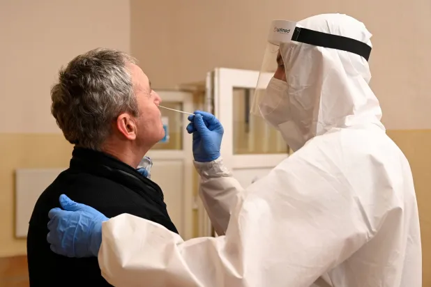 هناك انقسام طبي حول إلزامية الاستمرار في إجراء اختبارات كوفيد (رويترز)