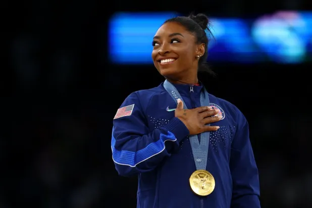 Biles, ona Olimpiyat sporcusu olma şansını kendisini evlat edinen ebeveynlerinin verdiğini söylüyor (Reuters)