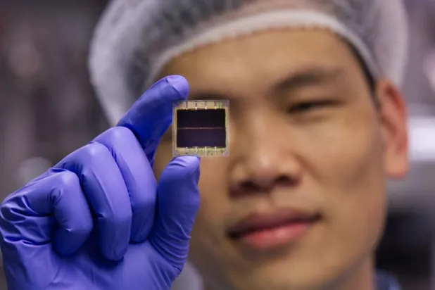 Perovskitten yapılan yeni kaplama, tek katmanlı rakiplerinin verimliliğine yaklaştı (Martin Small)