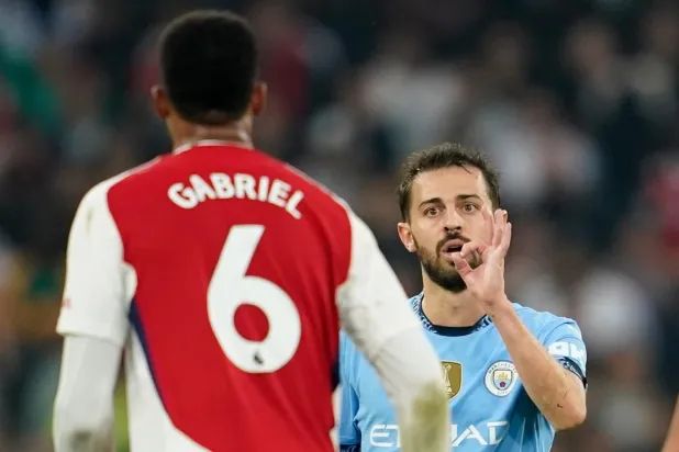 Manchester City'li Bernardo Silva, Arsenal'lı Gabriel'e hareket yaptı (AP)
