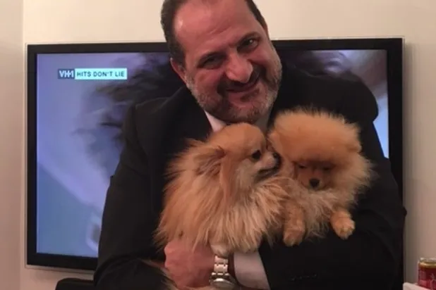 خالد الصاوي مع كلبيه (صفحته على «فيسبوك»)