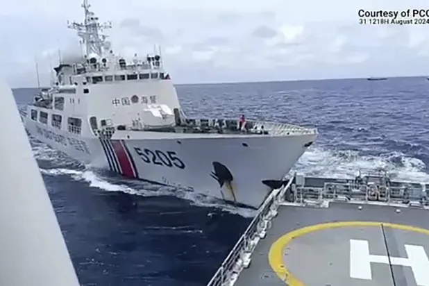 صورة تظهر اصطدام سفينة تابعة لخفر السواحل الصينية بسفينة لخفر السواحل الفلبيني في بحر الصين الجنوبي (ا.ف.[)