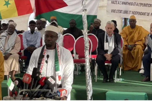 سونكو خلال تجمع حاشد ضم المئات دعماً للفلسطينيين بالمسجد الكبير في داكار (وسائل إعلام محلية)