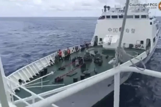 لقطة من فيديو لسفينة صينية تتبع حرس الحدود خلال مطاردتها واصطدامها بسفينة فلبينية (حرس الحدود الفلبيني- أ.ب)