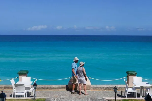 ينصح الخبراء ببعض الخطوات للخروج من دائرة العمل المستمرة خلال العطلات (أرشيفية - رويترز)