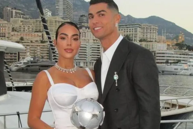 كريستيانو رونالدو برفقة زوجته جورجينا خلال قرعة دوري أبطال أوروبا الأخيرة (ميسيكا)