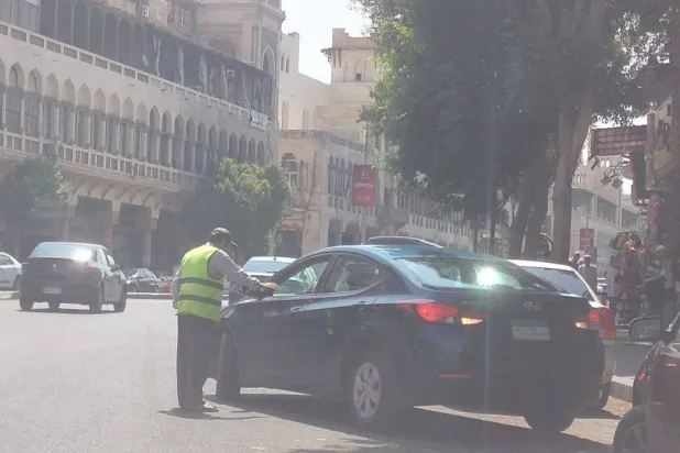 صف السيارات في أحد شوارع القاهرة (الشرق الأوسط)