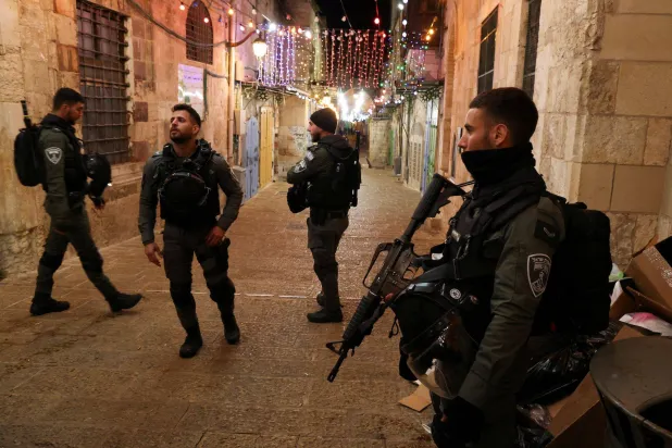 عناصر من الشرطة الإسرائيلية بالقرب من المسجد الأقصى في القدس (أرشيفية - رويترز)