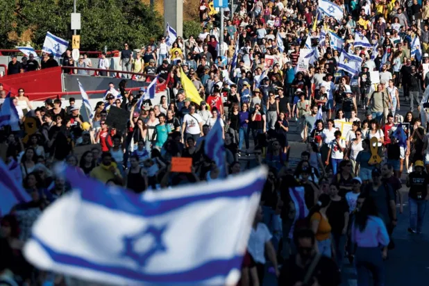 İsrail Başbakanı'nın Kudüs'teki ofisinin önünde dün Gazze Şeridi'nde tutulan esirlerin iadesini talep eden bir gösteri düzenlendi. (Reuters)