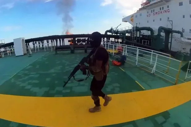 أحد عناصر الحوثيين أعلى ناقلة نفط في البحر الأحمر أغسطس الماضي (إ.ب.أ)