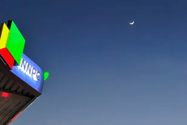 الشعار الجديد لشركة النفط النيجيرية يظهر بمحطة وقود عملاقة في أبوجا (رويترز)