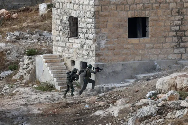 جنديان إسرائيليان خلال عملية عسكرية في الضفة الغربية (أ.ف.ب)