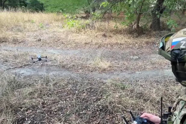جندي روسي يطلق طائرة مُسيرة للمراقبة قرب خطوط القتال في أوكرانيا (لقطة من فيديو لوزارة الدفاع الروسية)