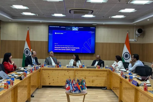 رئيسة وكالة الترويج للصناعة والتجارة بحكومة الهند خلال لقائها رئيس هيئة الاستثمار المصرية في الهند (هيئة الاستثمار المصرية)