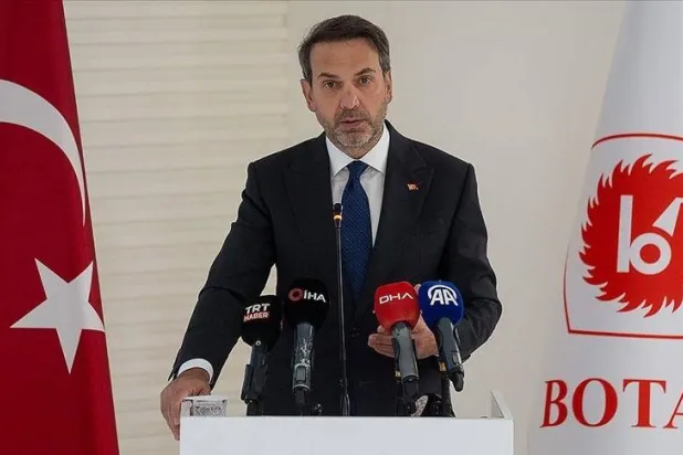 وزير الطاقة والموارد الطبيعية التركي ألب أرسلان بيرقدار متحدثاً خلال حفل توقيع الاتفاق بين بوتاش و«شل» في أنقرة الاثنين (وزارة الطاقة التركية)