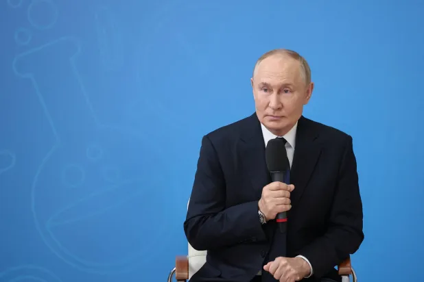 الرئيس الروسي فلاديمير بوتين يتحدث مع طلاب مدرسة في جمهورية توفا الروسية (رويترز)