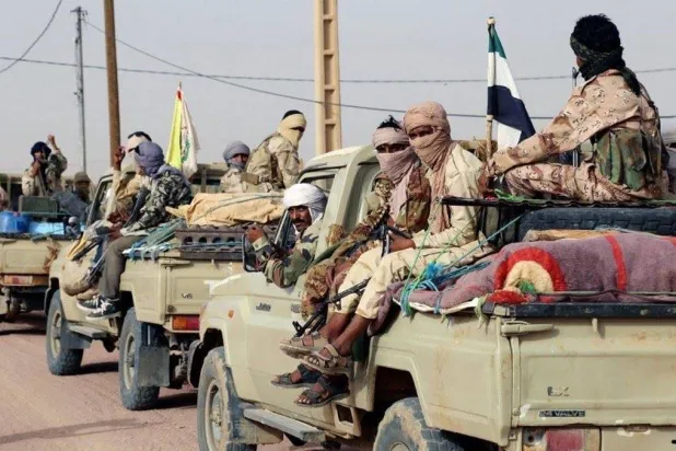 صورة أرشيفية لمقاتلين من الطوارق من تنسيقية حركات أزواد يمرون بالقرب من كيدال شمال مالي (أ.ف.ب)