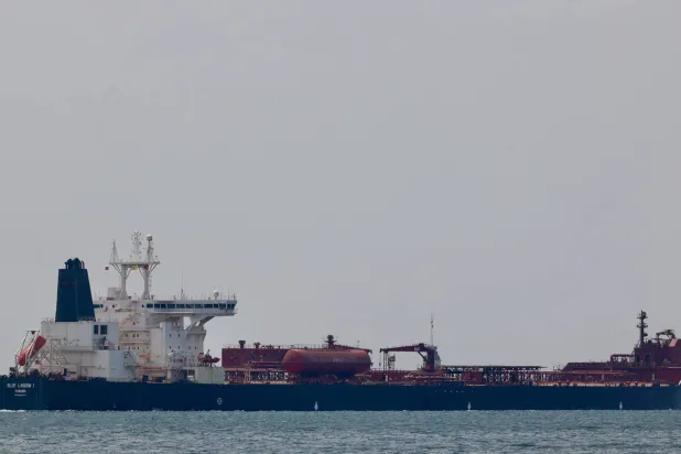 ناقلة النفط «بلو لاجون 1» تعرضت لهجوم حوثي في البحر الأحمر (رويترز)