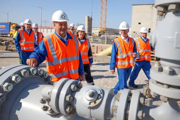 وزير الاقتصاد الألماني روبرت هابك يعاين باكورة مشروع شبكة الهيدروجين في البلاد (د.ب.أ)