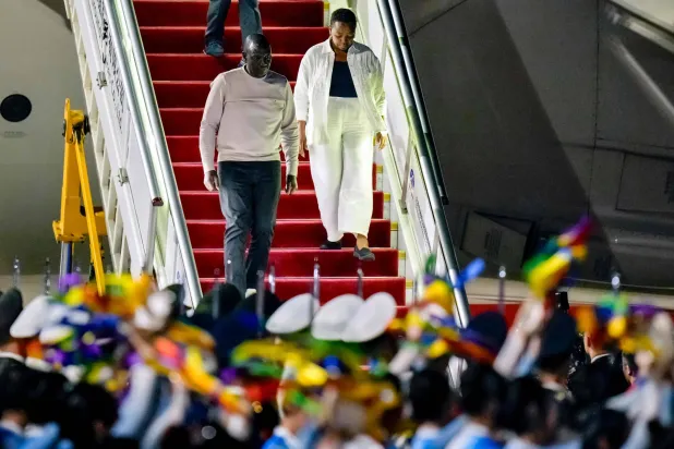 حرس الشرف وراقصون يستقبلون رئيس كينيا ويليام روتو لدى نزوله من الطائرة في بكين الاثنين (أ.ف.ب)