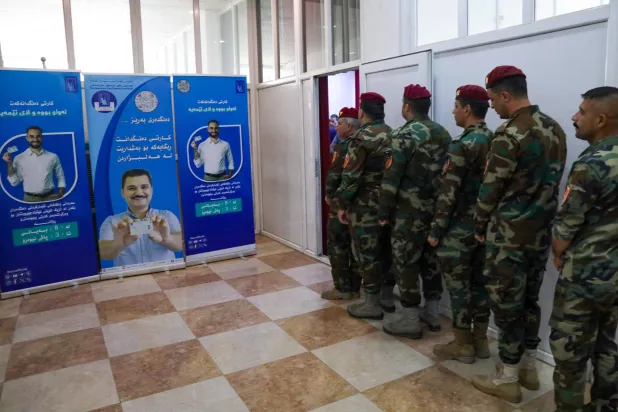 عناصر من قوات البيشمركة الكردية خلال تدريب الأسبوع الماضي على فاعلية أنظمة التصويت في أربيل مع اقتراب موعد الانتخابات البرلمانية في كردستان في 20 أكتوبر المقبل (أ.ف.ب)