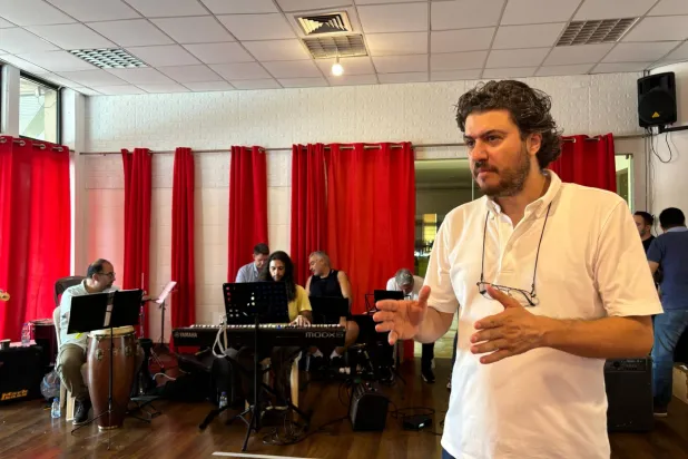 المخرج أبو حدبة كتب المسرحية وأخرجها (مخرج العمل)