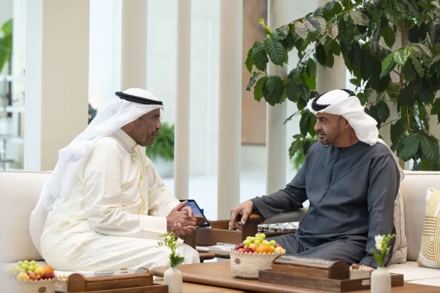 الشيخ محمد بن زايد آل نهيان رئيس دولة الإمارات وعبد الله علي اليحيا وزير خارجية الكويت خلال اللقاء في أبوظبي (وام)