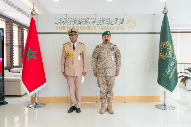 اللواء الطيار الركن محمد المغيدي يرحّب بالعقيد الركن حسن داقش (التحالف الإسلامي)