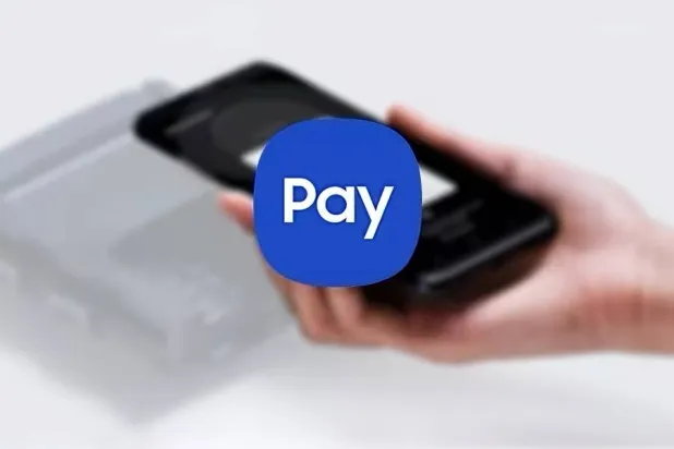 أعلنت شركة «سامسونغ» اليوم إطلاق خدمة «سامسونغ باي» في السعودية لتعزيز الدفع الإلكتروني وتسهيل المعاملات المالية عبر الهواتف الذكية (سامسونغ)