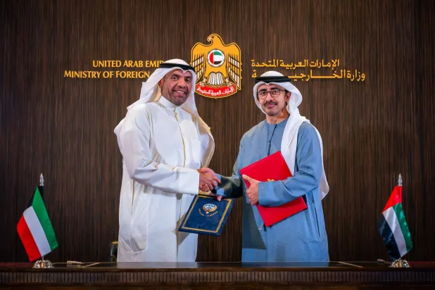 الشيخ عبد الله بن زايد آل نهيان وزير الخارجية الإماراتي وعبد الله اليحيا وزير الخارجية الكويتي بعد توقيع الاتفاقات والبرامج التنفيذية (وام)