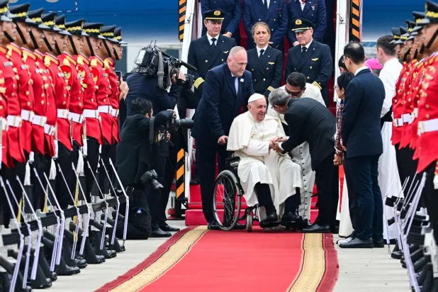 البابا فرنسيس أثناء وصوله إلى مطار سوكارنو هاتا الدولي في جاكرتا (أ.ف.ب)