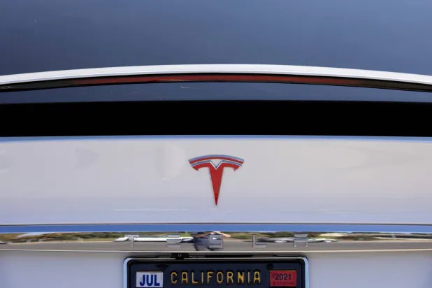 سيارة «تسلا» طراز «إكس» معروضة في مركز خدمة الشركة في كوستا ميسا بكاليفورنيا (رويترز)